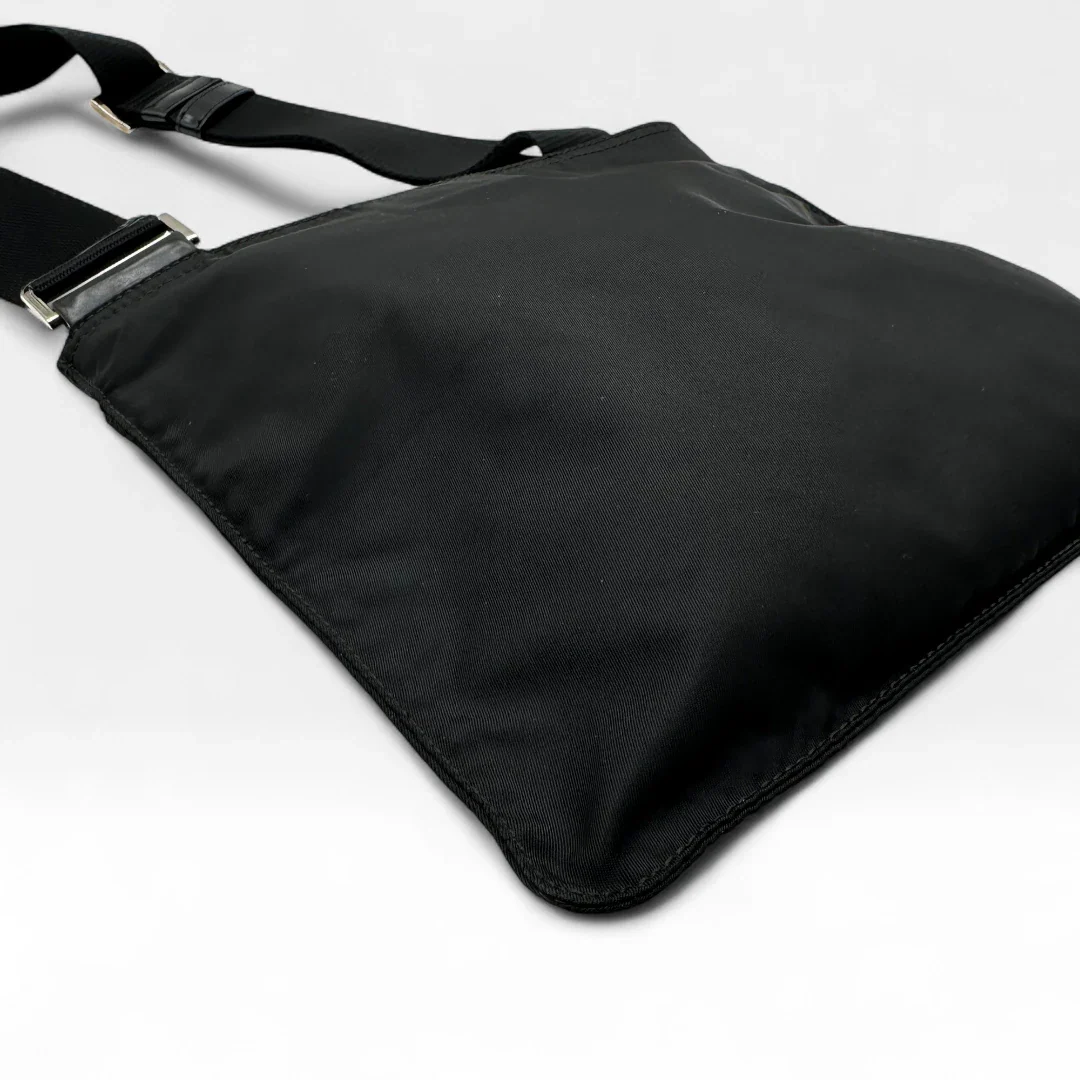 https://cdn.shopify.com/s/files/1/0564/9376/8855/files/Prada_Umhangetasche_basic_aus_Nylon_schwarz_vintage_crossbody8364.webp?v=1758892548