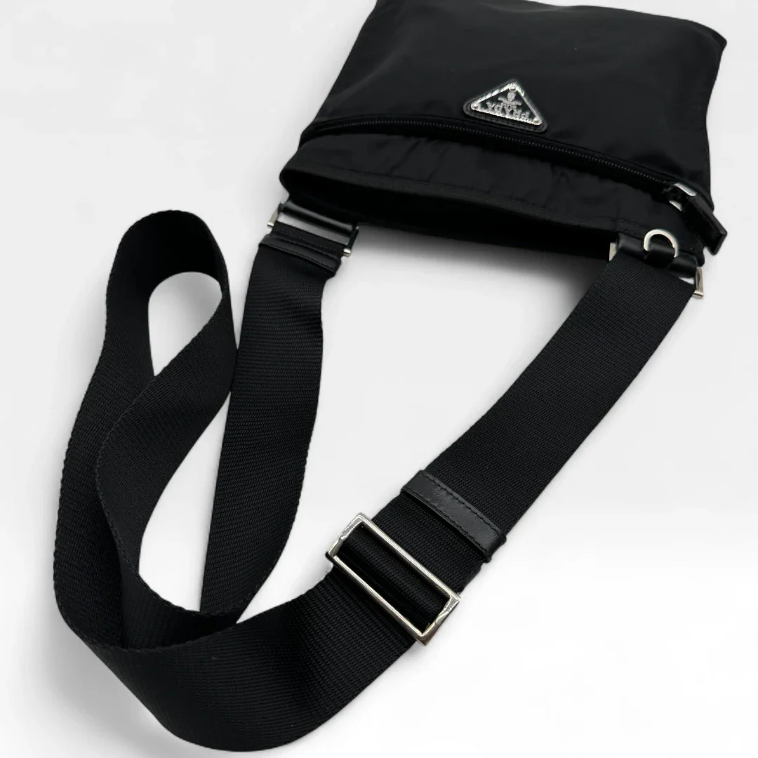 https://cdn.shopify.com/s/files/1/0564/9376/8855/files/Prada_Umhangetasche_basic_aus_Nylon_schwarz_vintage_crossbody8365.webp?v=1758892548