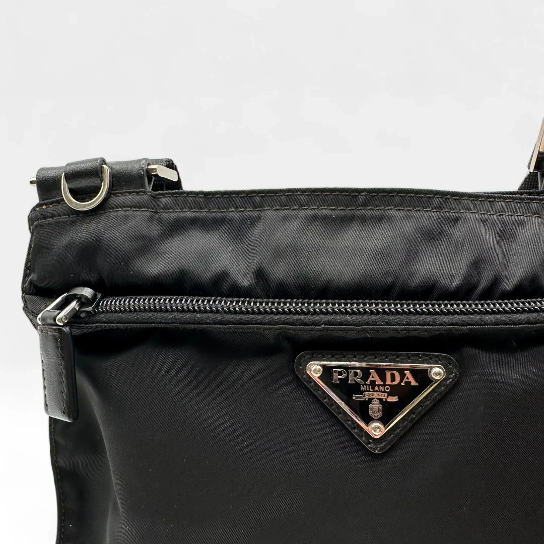 https://cdn.shopify.com/s/files/1/0564/9376/8855/files/Prada_Umhangetasche_basic_aus_Nylon_schwarz_vintage_crossbody8366.webp?v=1758892548