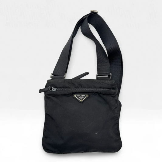 https://cdn.shopify.com/s/files/1/0564/9376/8855/files/Prada_Umhangetasche_basic_aus_Nylon_schwarz_vintage_luxury_crossbody3005.webp?v=1757027939