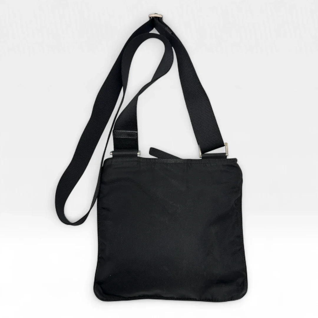 https://cdn.shopify.com/s/files/1/0564/9376/8855/files/Prada_Umhangetasche_basic_aus_Nylon_schwarz_vintage_luxury_crossbody3006.webp?v=1757027939