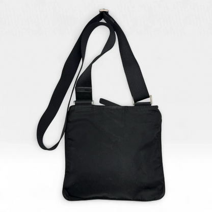 https://cdn.shopify.com/s/files/1/0564/9376/8855/files/Prada_Umhangetasche_basic_aus_Nylon_schwarz_vintage_luxury_crossbody3006.webp?v=1757027939