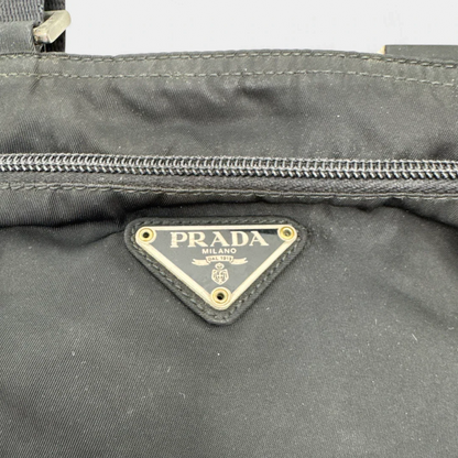 https://cdn.shopify.com/s/files/1/0564/9376/8855/files/Prada_Umhangetasche_basic_aus_Nylon_schwarz_vintage_luxury_crossbody3007.webp?v=1757027939