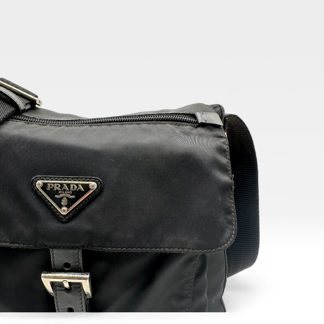 https://cdn.shopify.com/s/files/1/0564/9376/8855/files/Prada_Umhangetasche_mit_Schnalle_aus_Nylon_schwarz_vintage_crossbody89802.webp?v=1760004063