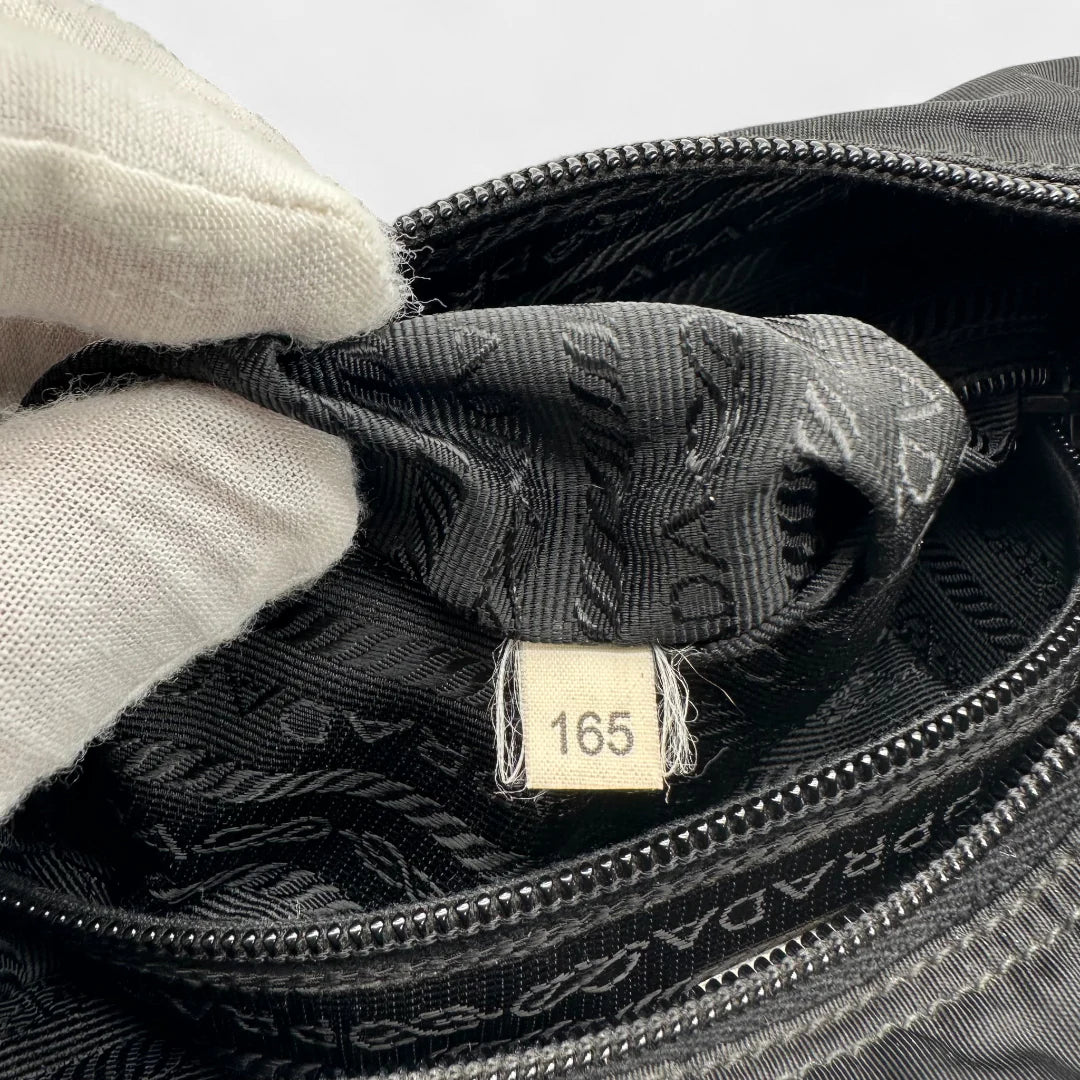 https://cdn.shopify.com/s/files/1/0564/9376/8855/files/Prada_Umhangetasche_mit_Schnalle_aus_Nylon_schwarz_vintage_crossbody89832.webp?v=1760004063