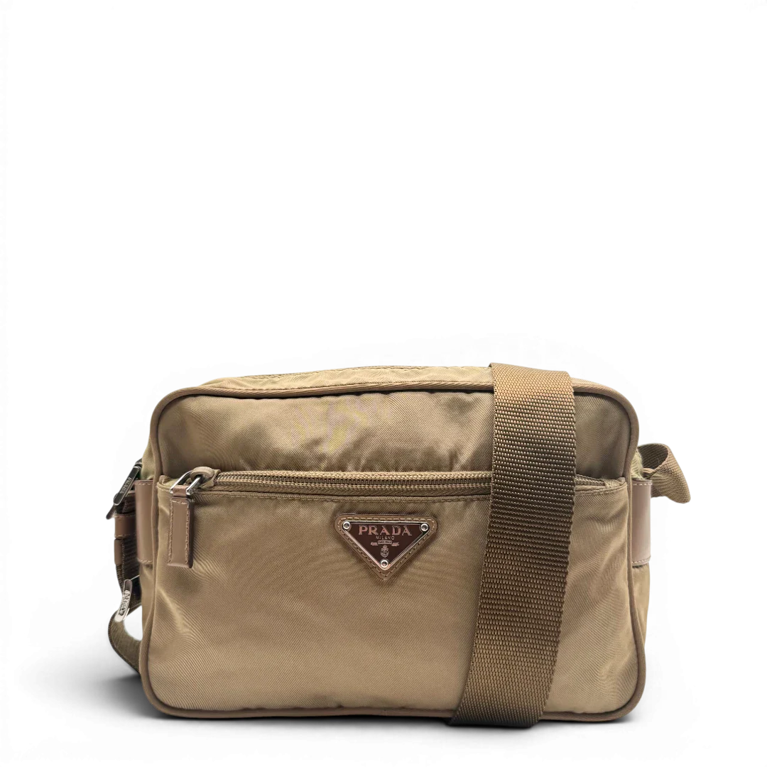 https://cdn.shopify.com/s/files/1/0564/9376/8855/files/Prada_Umhangetasche_rechteckig_small_aus_Nylon_hellbraun_1.webp?v=1782311805