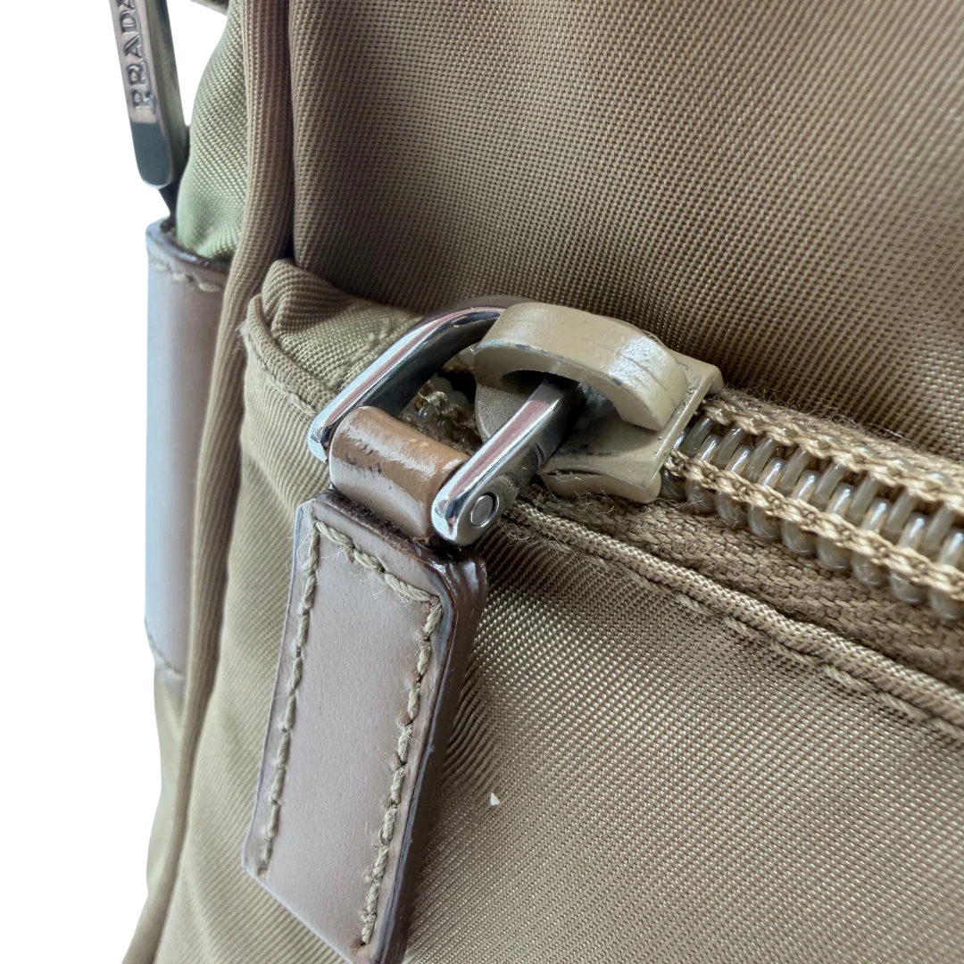 https://cdn.shopify.com/s/files/1/0564/9376/8855/files/Prada_Umhangetasche_rechteckig_small_aus_Nylon_hellbraun_11.webp?v=1782311805