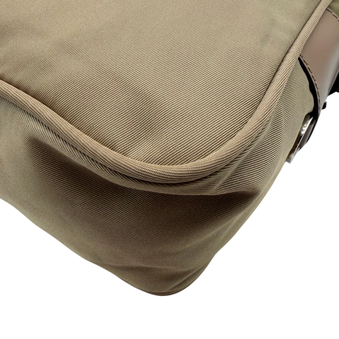 https://cdn.shopify.com/s/files/1/0564/9376/8855/files/Prada_Umhangetasche_rechteckig_small_aus_Nylon_hellbraun_8.webp?v=1782311805