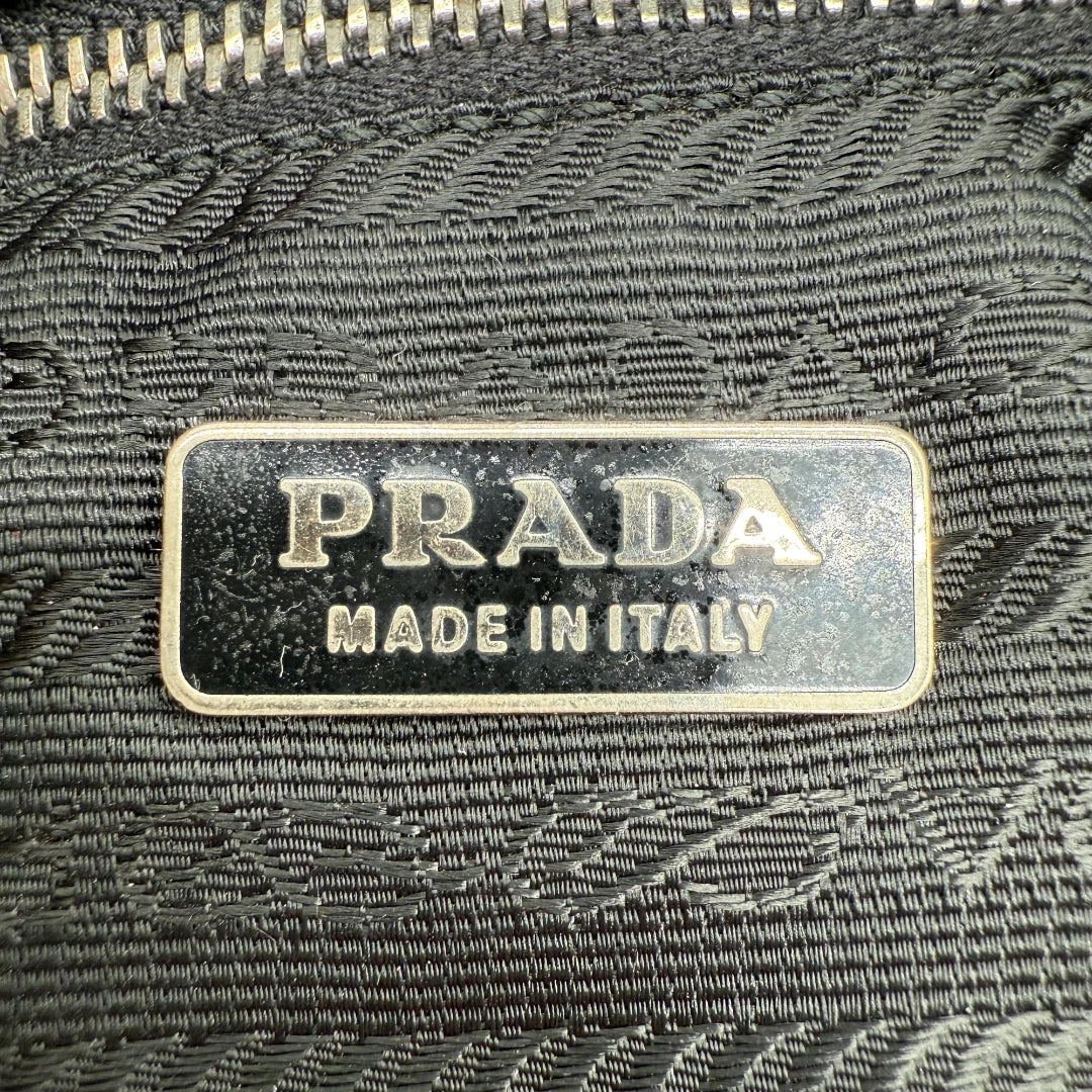 https://cdn.shopify.com/s/files/1/0564/9376/8855/files/Prada__Handtasche__aus__Nylon__rot__vintage__designer__handbag6878.webp?v=1749059815