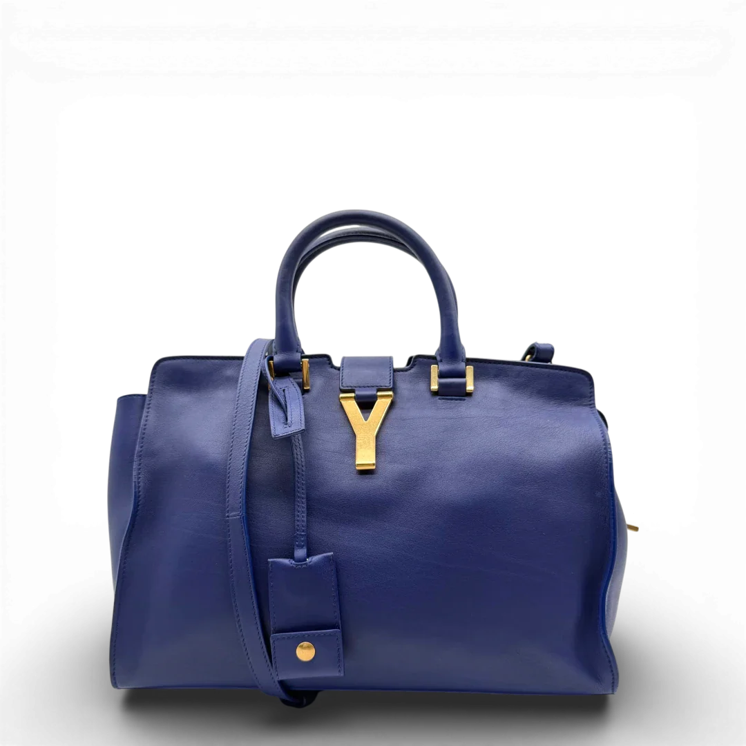 https://cdn.shopify.com/s/files/1/0564/9376/8855/files/Saint_Laurent_Handtasche_Cabbas_mit_Umhangegurt_aus_Leder_blau_vintage2601.webp?v=1773312218