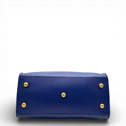 https://cdn.shopify.com/s/files/1/0564/9376/8855/files/Saint_Laurent_Handtasche_Cabbas_mit_Umhangegurt_aus_Leder_blau_vintage2606.webp?v=1773312218
