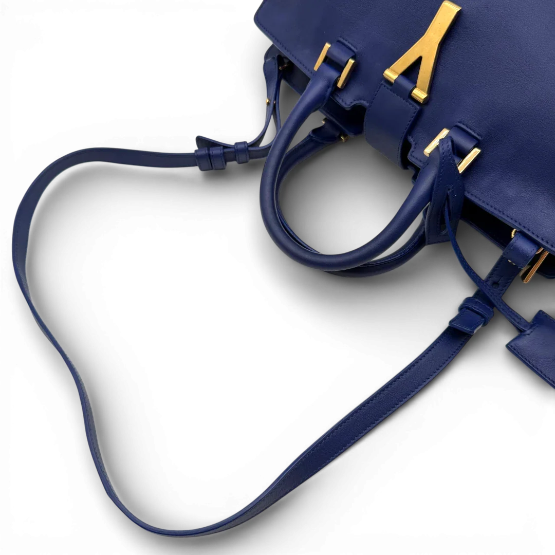 https://cdn.shopify.com/s/files/1/0564/9376/8855/files/Saint_Laurent_Handtasche_Cabbas_mit_Umhangegurt_aus_Leder_blau_vintage2611.webp?v=1773312218