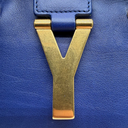 https://cdn.shopify.com/s/files/1/0564/9376/8855/files/Saint_Laurent_Handtasche_Cabbas_mit_Umhangegurt_aus_Leder_blau_vintage2612.webp?v=1773312218
