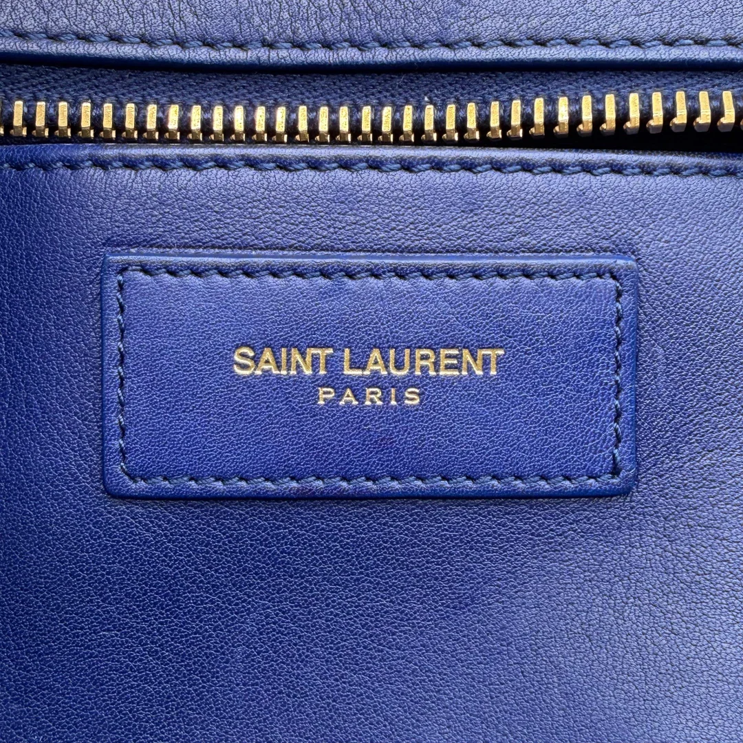 https://cdn.shopify.com/s/files/1/0564/9376/8855/files/Saint_Laurent_Handtasche_Cabbas_mit_Umhangegurt_aus_Leder_blau_vintage2616.webp?v=1773312218