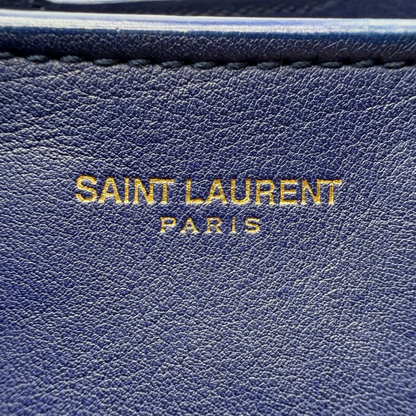 https://cdn.shopify.com/s/files/1/0564/9376/8855/files/Saint_Laurent_Handtasche_Cabbas_mit_Umhangegurt_aus_Leder_blau_vintage2620.webp?v=1773312218