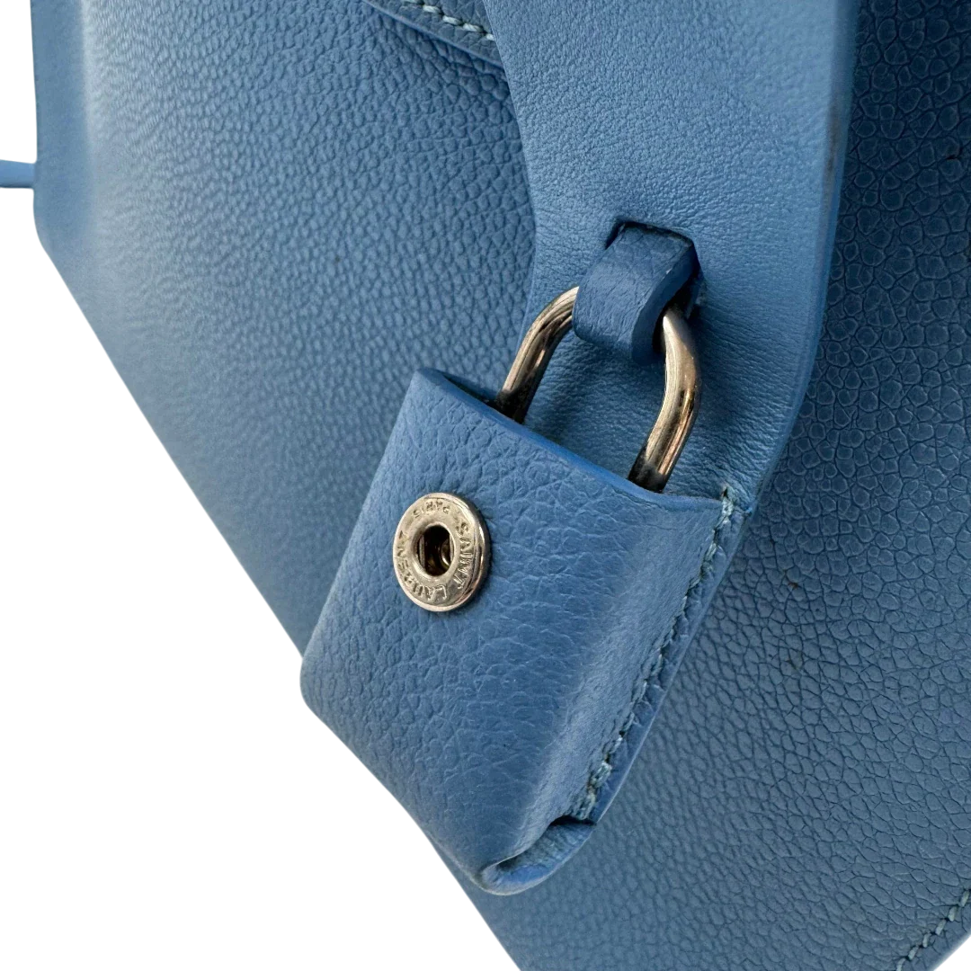 https://cdn.shopify.com/s/files/1/0564/9376/8855/files/Saint_Laurent_Handtasche_Sac_de_Jour_Nano_Leder_hellblau_vintage0136.webp?v=1775655025