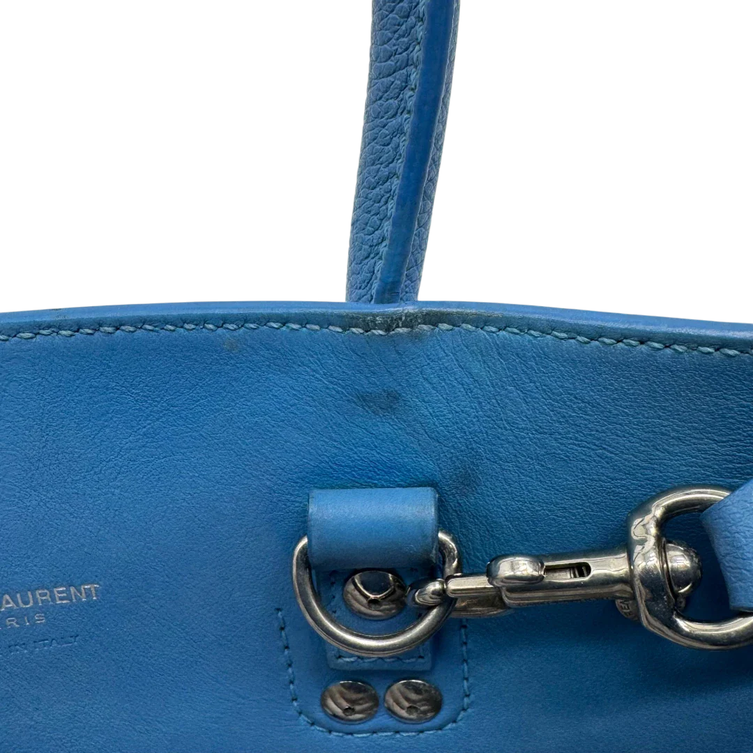 https://cdn.shopify.com/s/files/1/0564/9376/8855/files/Saint_Laurent_Handtasche_Sac_de_Jour_Nano_Leder_hellblau_vintage0137.webp?v=1775655025