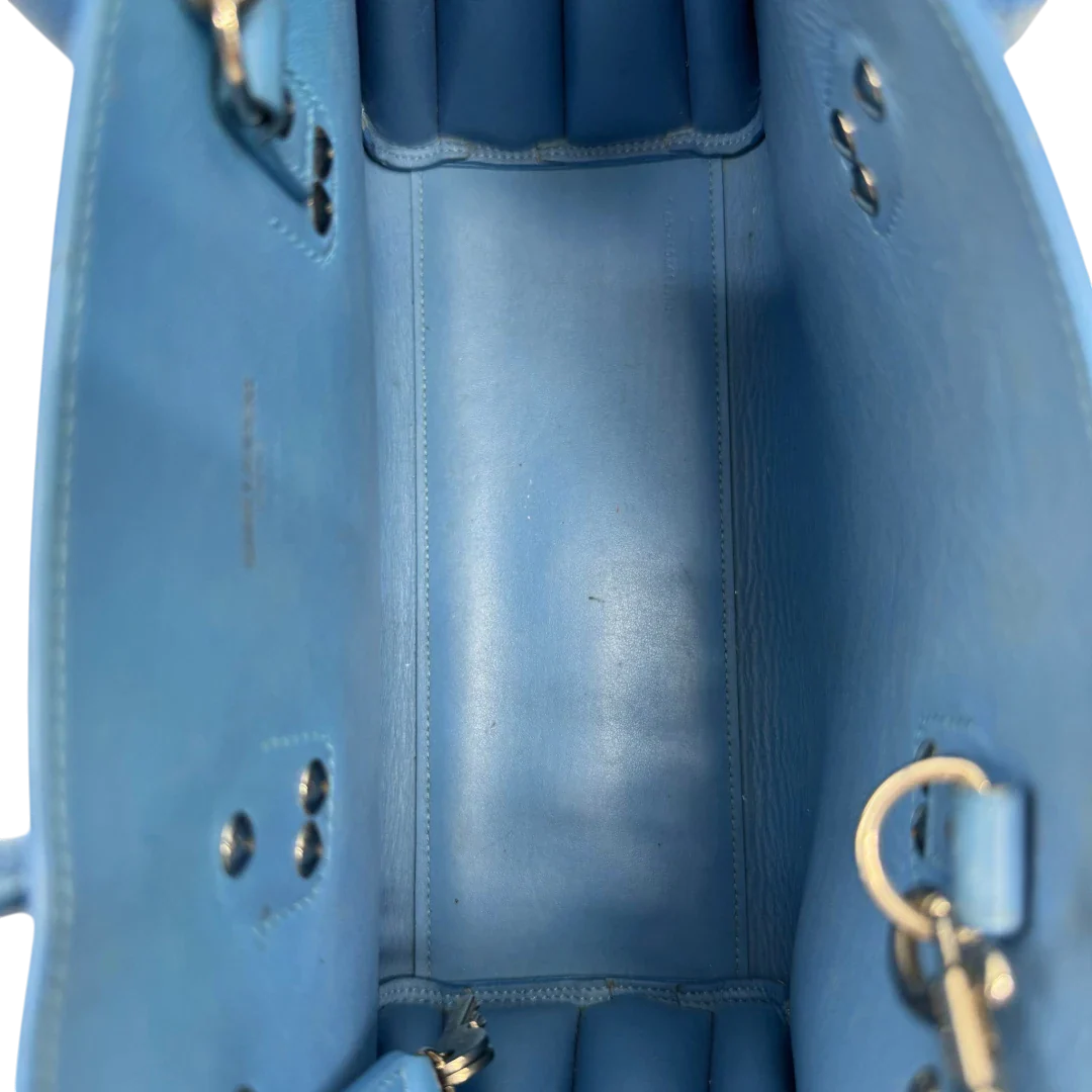 https://cdn.shopify.com/s/files/1/0564/9376/8855/files/Saint_Laurent_Handtasche_Sac_de_Jour_Nano_Leder_hellblau_vintage0140.webp?v=1775655025