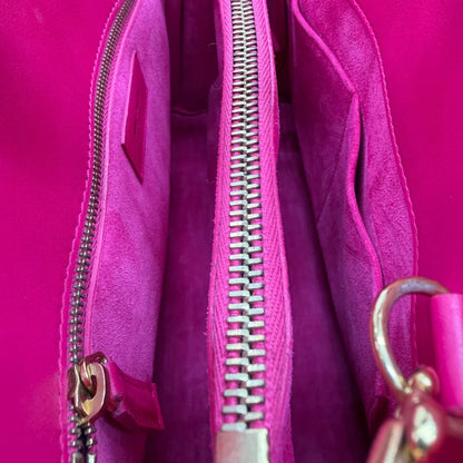 https://cdn.shopify.com/s/files/1/0564/9376/8855/files/Saint_Laurent_Handtasche_Sac_de_Jour_medium_aus_Leder_pink_vintage_YSL7112.webp?v=1779895630