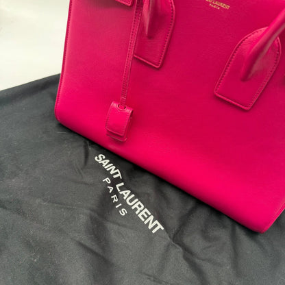 https://cdn.shopify.com/s/files/1/0564/9376/8855/files/Saint_Laurent_Handtasche_Sac_de_Jour_medium_aus_Leder_pink_vintage_YSL7113.webp?v=1779895630