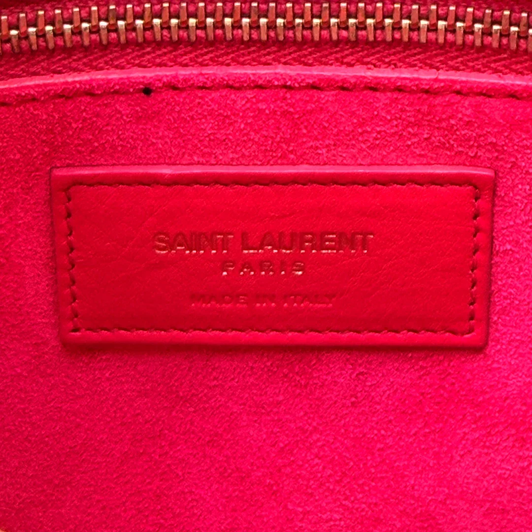 https://cdn.shopify.com/s/files/1/0564/9376/8855/files/Saint_Laurent_Handtasche_Sac_de_Jour_medium_aus_Leder_pink_vintage_YSL7114.webp?v=1779895630