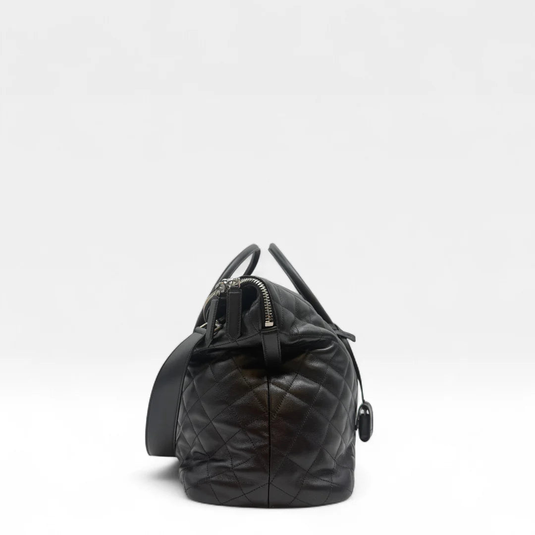 https://cdn.shopify.com/s/files/1/0564/9376/8855/files/Saint_Laurent_Reisetasche_ES_Giant_Quilted_aus_Leder_schwarz0901.webp?v=1761266314