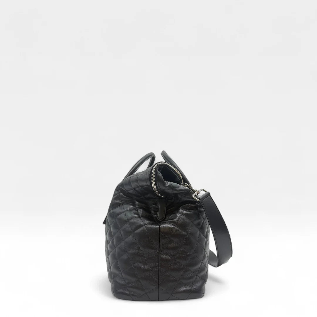 https://cdn.shopify.com/s/files/1/0564/9376/8855/files/Saint_Laurent_Reisetasche_ES_Giant_Quilted_aus_Leder_schwarz0902.webp?v=1761266314