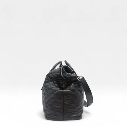 https://cdn.shopify.com/s/files/1/0564/9376/8855/files/Saint_Laurent_Reisetasche_ES_Giant_Quilted_aus_Leder_schwarz0902.webp?v=1761266314