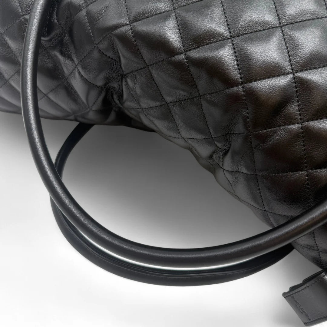 https://cdn.shopify.com/s/files/1/0564/9376/8855/files/Saint_Laurent_Reisetasche_ES_Giant_Quilted_aus_Leder_schwarz0912.webp?v=1761266314