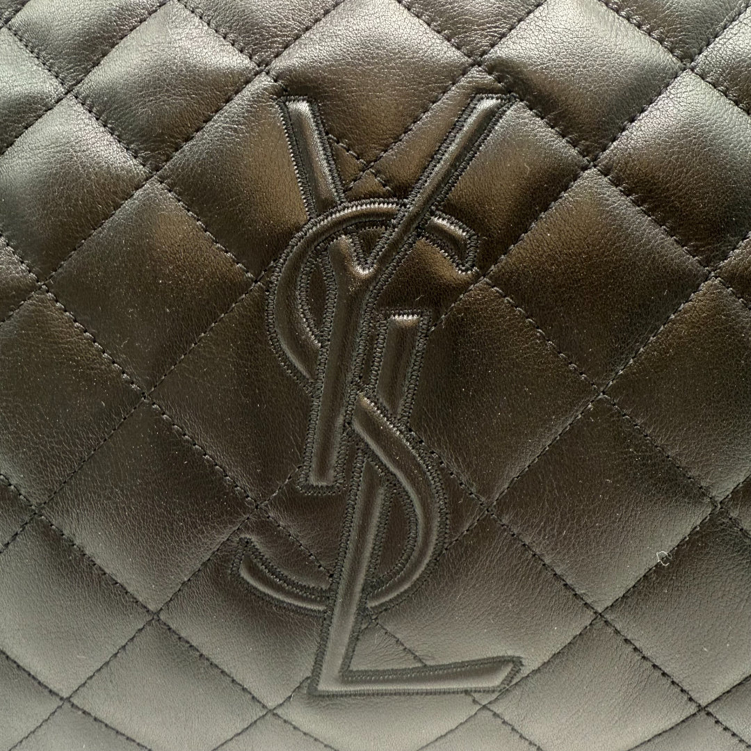 https://cdn.shopify.com/s/files/1/0564/9376/8855/files/Saint_Laurent_Reisetasche_ES_Giant_Quilted_aus_Leder_schwarz0916.webp?v=1761266314