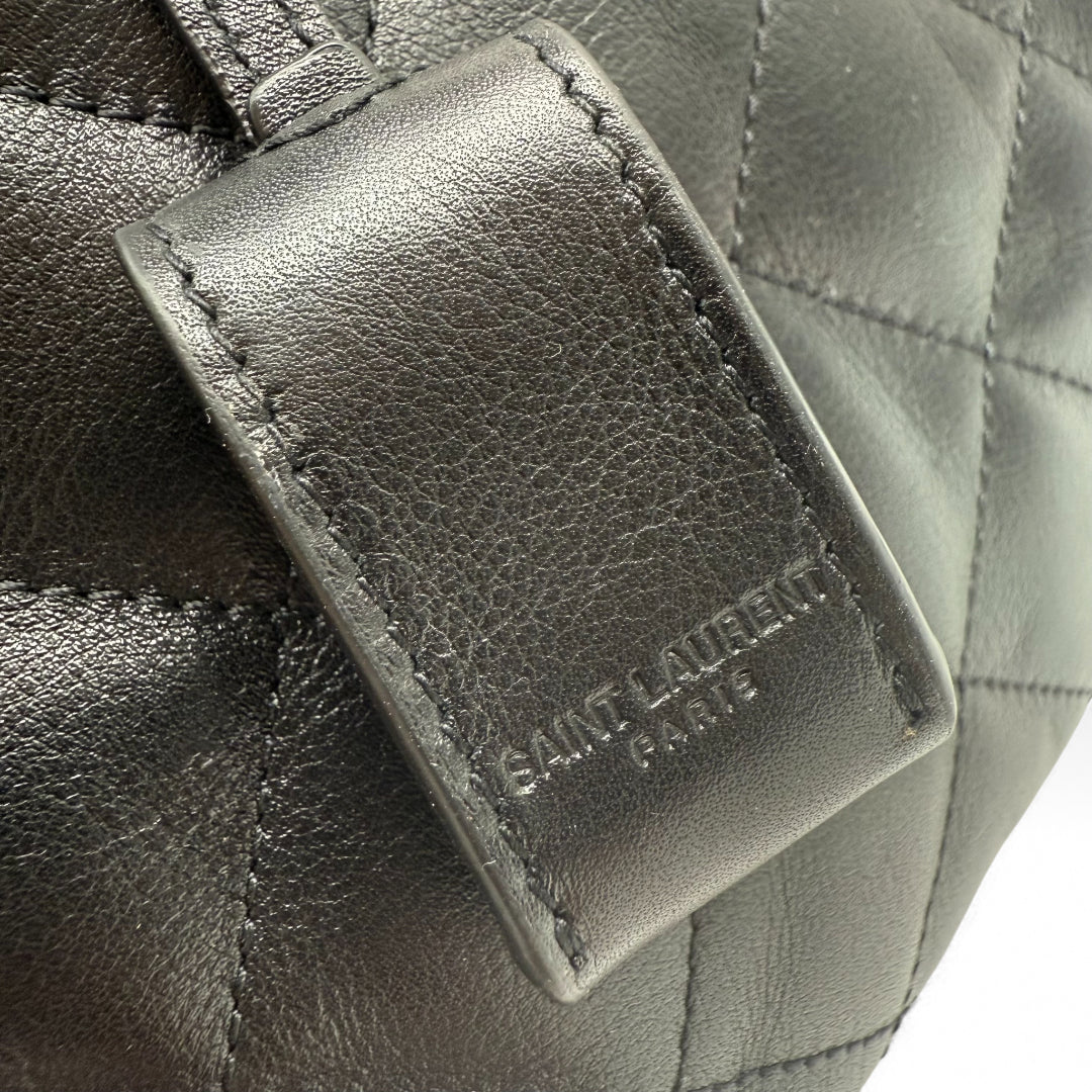 https://cdn.shopify.com/s/files/1/0564/9376/8855/files/Saint_Laurent_Reisetasche_ES_Giant_Quilted_aus_Leder_schwarz0917.webp?v=1761266314