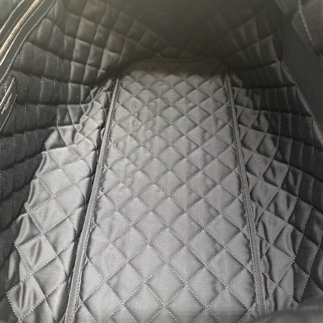 https://cdn.shopify.com/s/files/1/0564/9376/8855/files/Saint_Laurent_Reisetasche_ES_Giant_Quilted_aus_Leder_schwarz0922.webp?v=1761266314