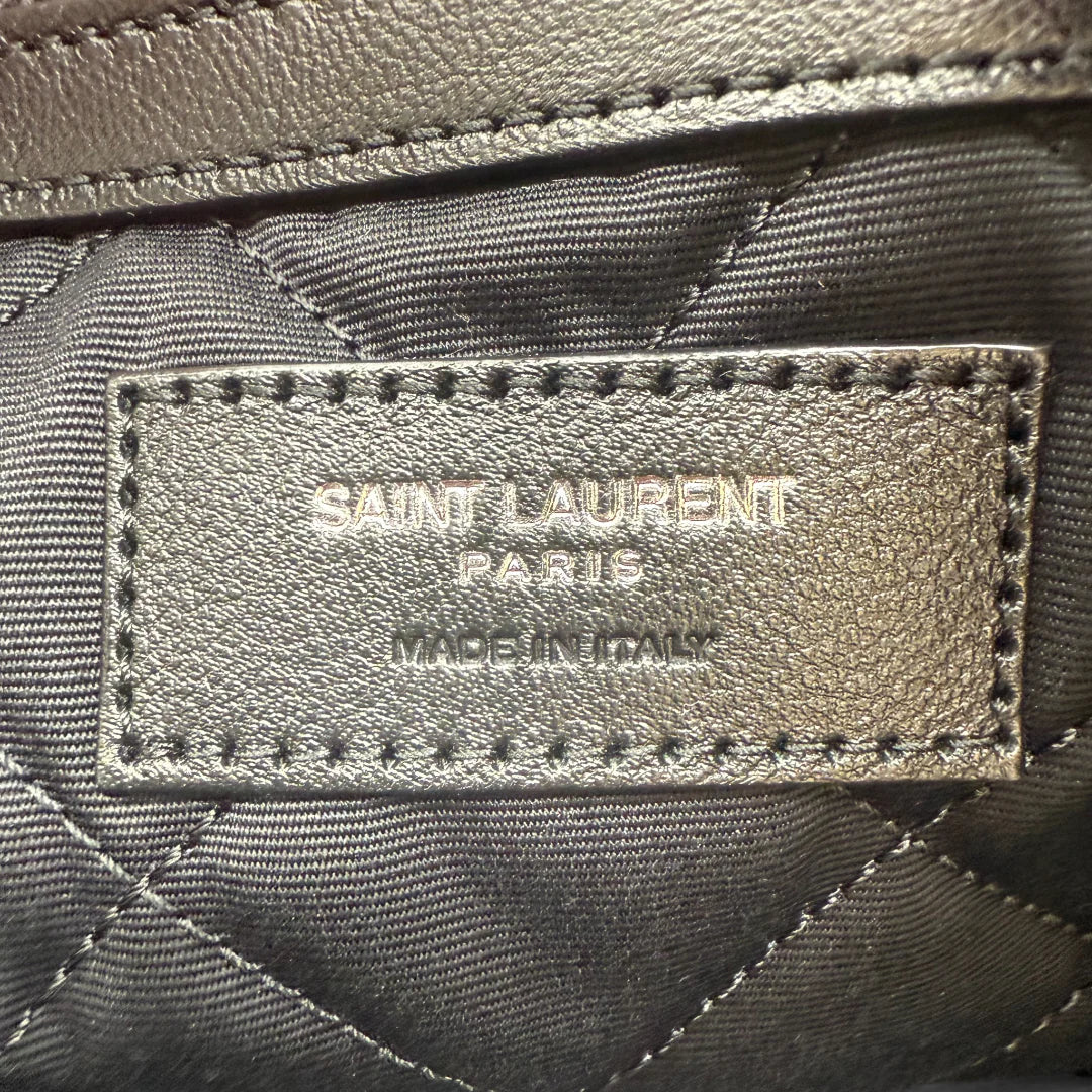 https://cdn.shopify.com/s/files/1/0564/9376/8855/files/Saint_Laurent_Reisetasche_ES_Giant_Quilted_aus_Leder_schwarz0923.webp?v=1761266314