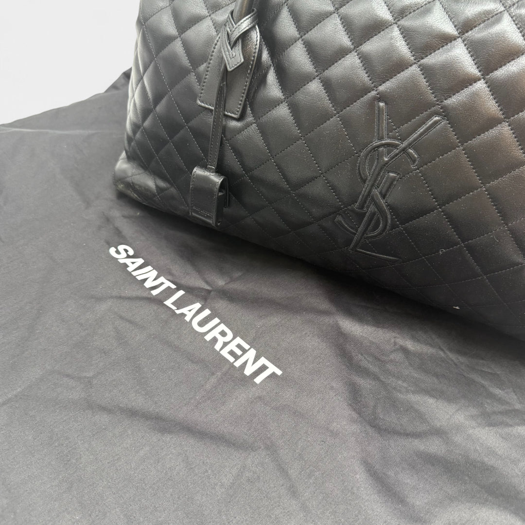 https://cdn.shopify.com/s/files/1/0564/9376/8855/files/Saint_Laurent_Reisetasche_ES_Giant_Quilted_aus_Leder_schwarz0926.webp?v=1761266314