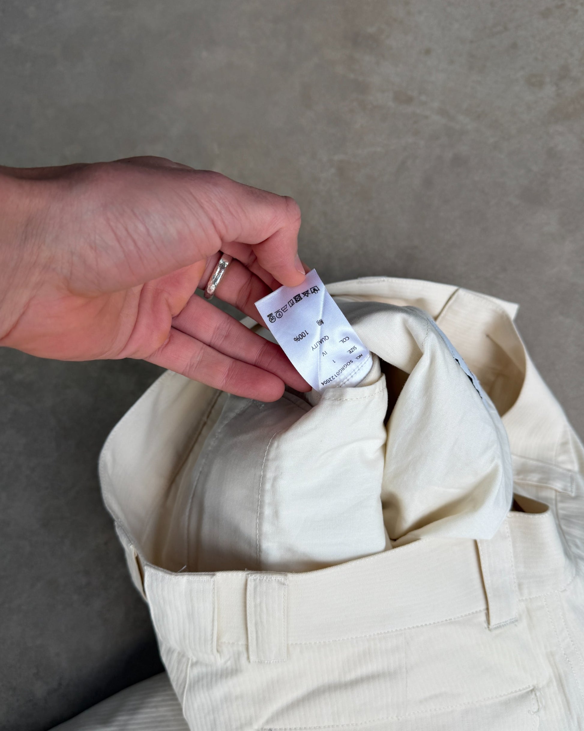 Soerte Cargo Trousers – W28–29-on a concrete background