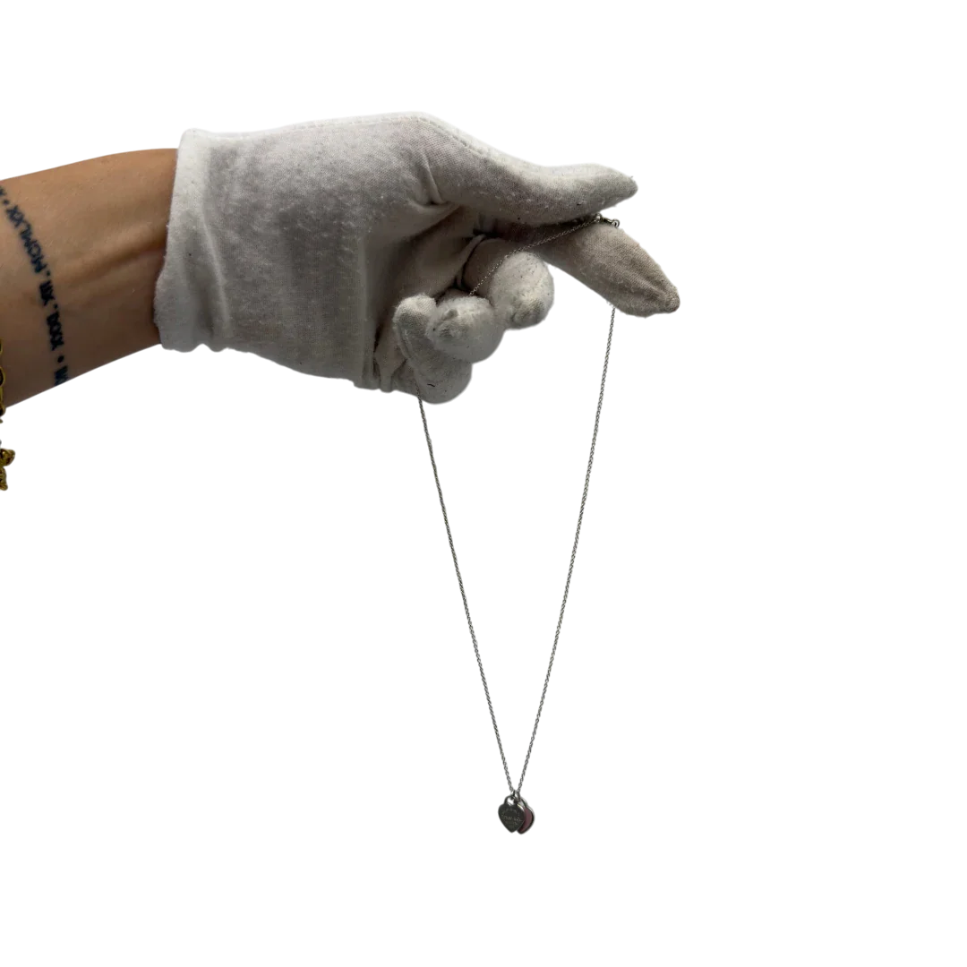 https://cdn.shopify.com/s/files/1/0564/9376/8855/files/Tiffany___Co._Halskette_Zwillingsherzen_rosa_aus_925_Silber_vintage7775.webp?v=1779406370
