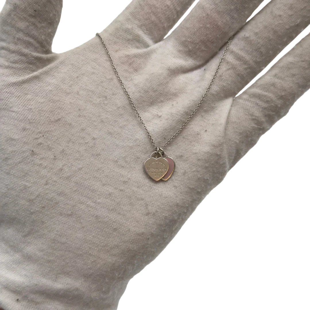 https://cdn.shopify.com/s/files/1/0564/9376/8855/files/Tiffany___Co._Halskette_Zwillingsherzen_rosa_aus_925_Silber_vintage7778.webp?v=1779406371