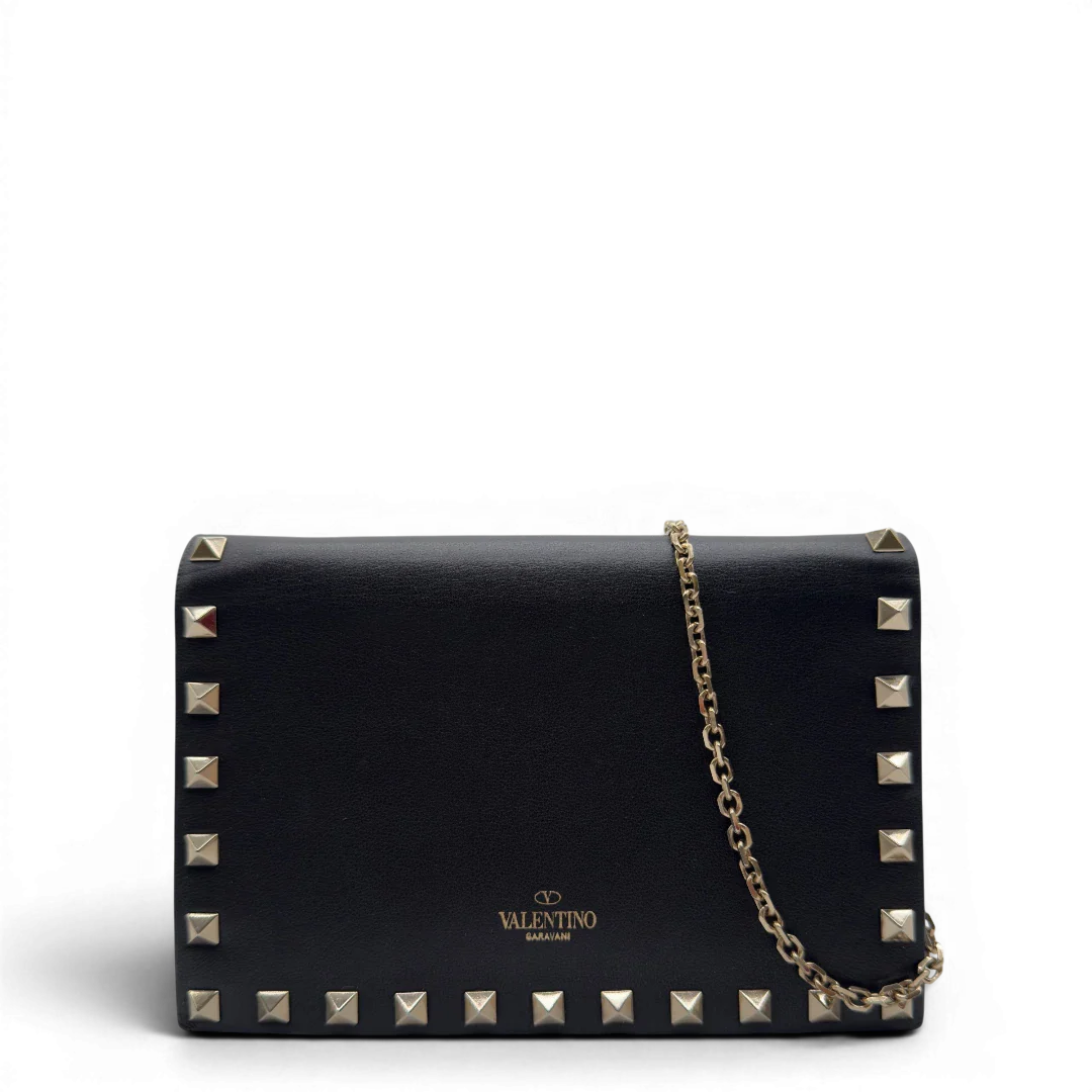 https://cdn.shopify.com/s/files/1/0564/9376/8855/files/Valentino_Garavani_Umhangetasche_Envelope_Rockstud_aus_Leder_schwarz_vintage7520.webp?v=1779405561