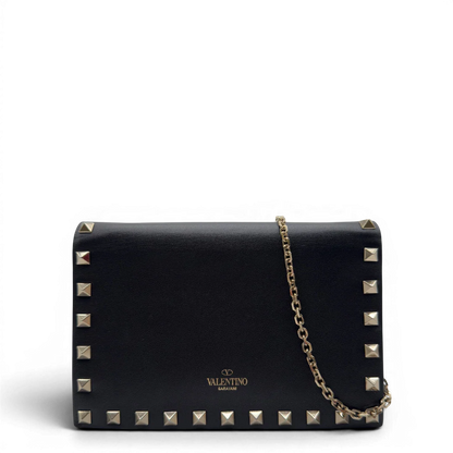 https://cdn.shopify.com/s/files/1/0564/9376/8855/files/Valentino_Garavani_Umhangetasche_Envelope_Rockstud_aus_Leder_schwarz_vintage7520.webp?v=1779405561