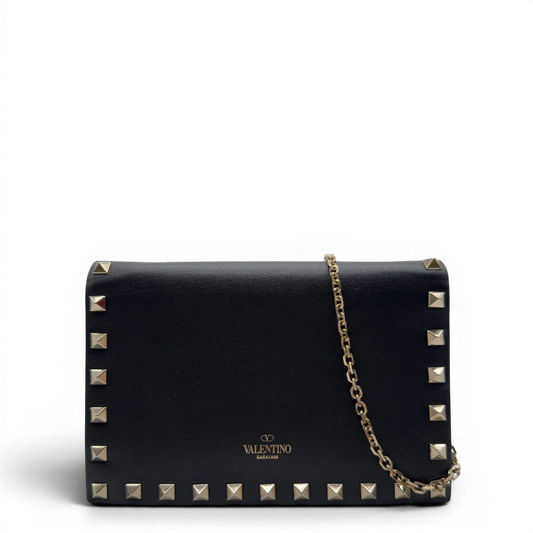 https://cdn.shopify.com/s/files/1/0564/9376/8855/files/Valentino_Garavani_Umhangetasche_Envelope_Rockstud_aus_Leder_schwarz_vintage7520.webp?v=1779405561