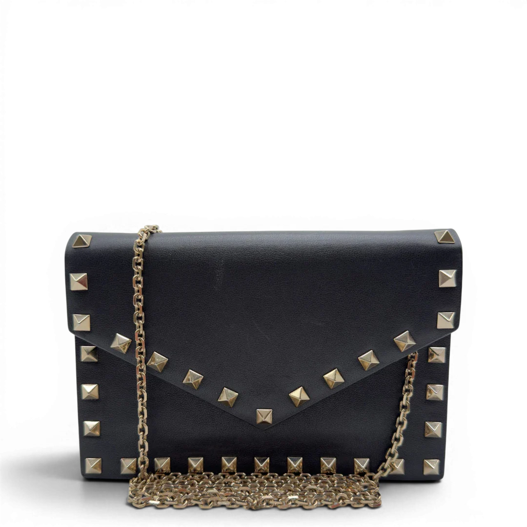 https://cdn.shopify.com/s/files/1/0564/9376/8855/files/Valentino_Garavani_Umhangetasche_Envelope_Rockstud_aus_Leder_schwarz_vintage7521.webp?v=1779405561