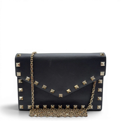 https://cdn.shopify.com/s/files/1/0564/9376/8855/files/Valentino_Garavani_Umhangetasche_Envelope_Rockstud_aus_Leder_schwarz_vintage7521.webp?v=1779405561