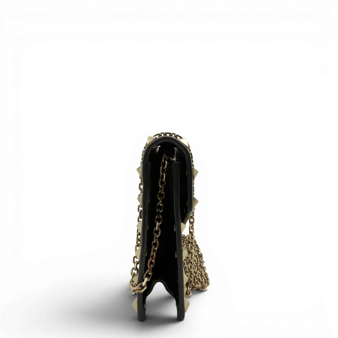 https://cdn.shopify.com/s/files/1/0564/9376/8855/files/Valentino_Garavani_Umhangetasche_Envelope_Rockstud_aus_Leder_schwarz_vintage7522.webp?v=1779405561