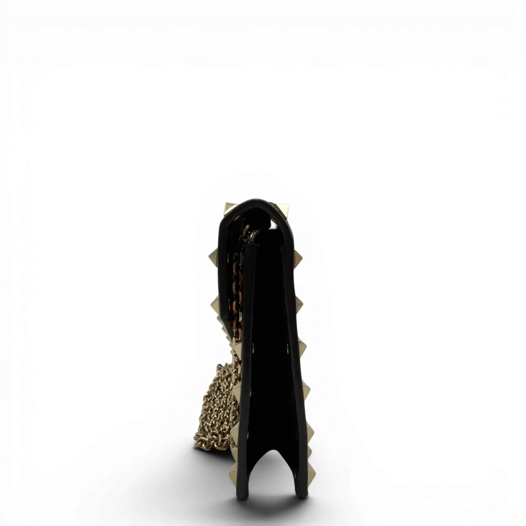 https://cdn.shopify.com/s/files/1/0564/9376/8855/files/Valentino_Garavani_Umhangetasche_Envelope_Rockstud_aus_Leder_schwarz_vintage7523.webp?v=1779405560