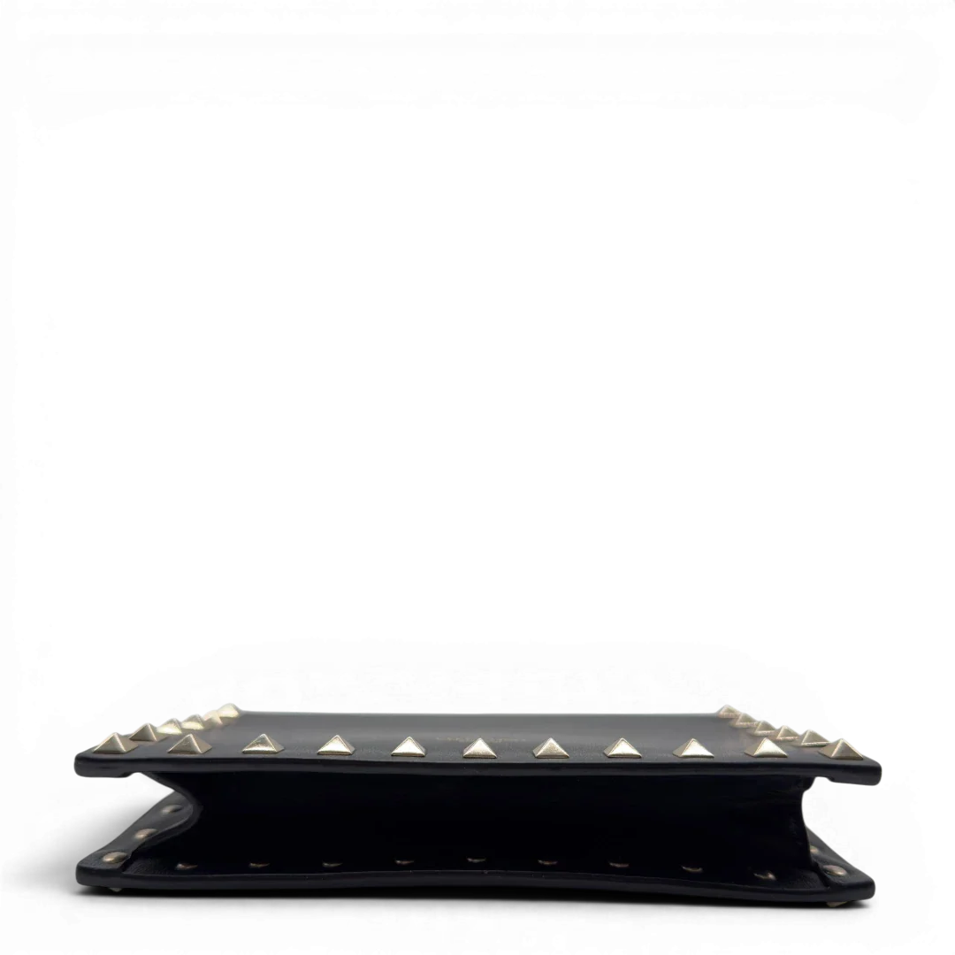 https://cdn.shopify.com/s/files/1/0564/9376/8855/files/Valentino_Garavani_Umhangetasche_Envelope_Rockstud_aus_Leder_schwarz_vintage7524.webp?v=1779405560