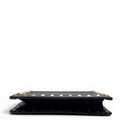 https://cdn.shopify.com/s/files/1/0564/9376/8855/files/Valentino_Garavani_Umhangetasche_Envelope_Rockstud_aus_Leder_schwarz_vintage7524.webp?v=1779405560