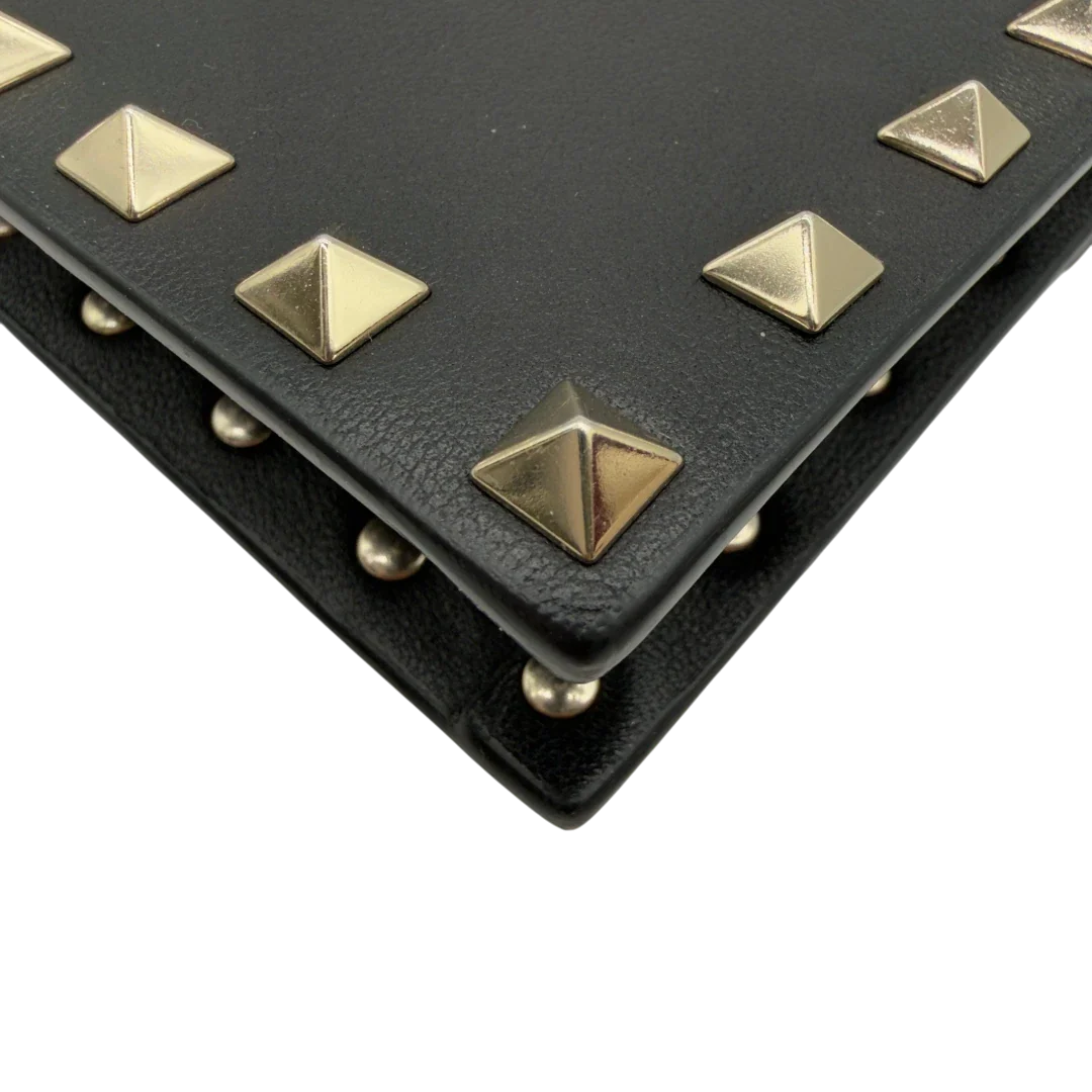 https://cdn.shopify.com/s/files/1/0564/9376/8855/files/Valentino_Garavani_Umhangetasche_Envelope_Rockstud_aus_Leder_schwarz_vintage7525.webp?v=1779405561