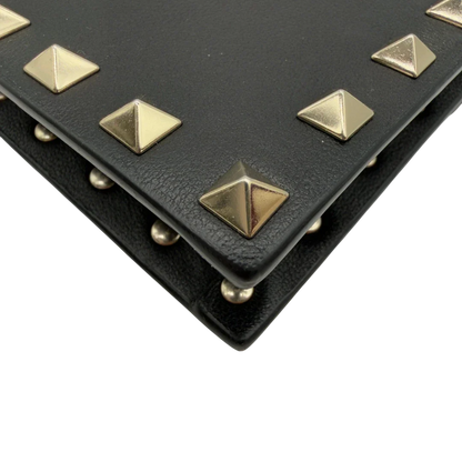 https://cdn.shopify.com/s/files/1/0564/9376/8855/files/Valentino_Garavani_Umhangetasche_Envelope_Rockstud_aus_Leder_schwarz_vintage7525.webp?v=1779405561