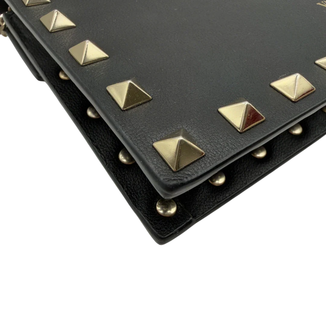 https://cdn.shopify.com/s/files/1/0564/9376/8855/files/Valentino_Garavani_Umhangetasche_Envelope_Rockstud_aus_Leder_schwarz_vintage7526.webp?v=1779405561