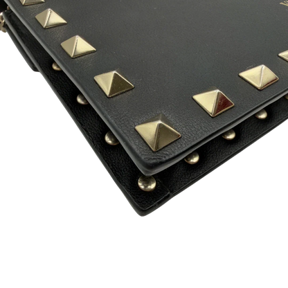 https://cdn.shopify.com/s/files/1/0564/9376/8855/files/Valentino_Garavani_Umhangetasche_Envelope_Rockstud_aus_Leder_schwarz_vintage7526.webp?v=1779405561